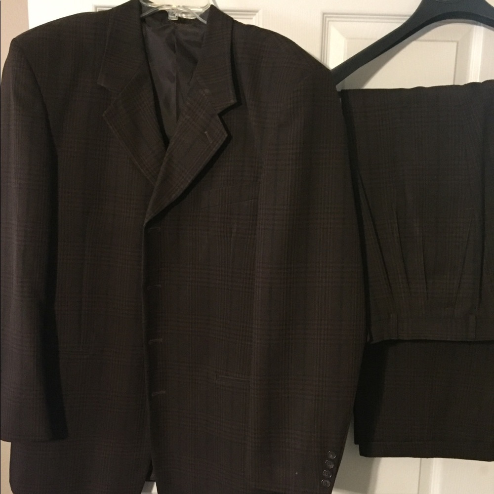 Mens suit. Comes with jacket and pants. Size 44L.